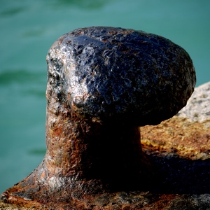Bite d'amarrage rouillée au bord de la mer - Italie  - collection de photos clin d'oeil, catégorie clindoeil